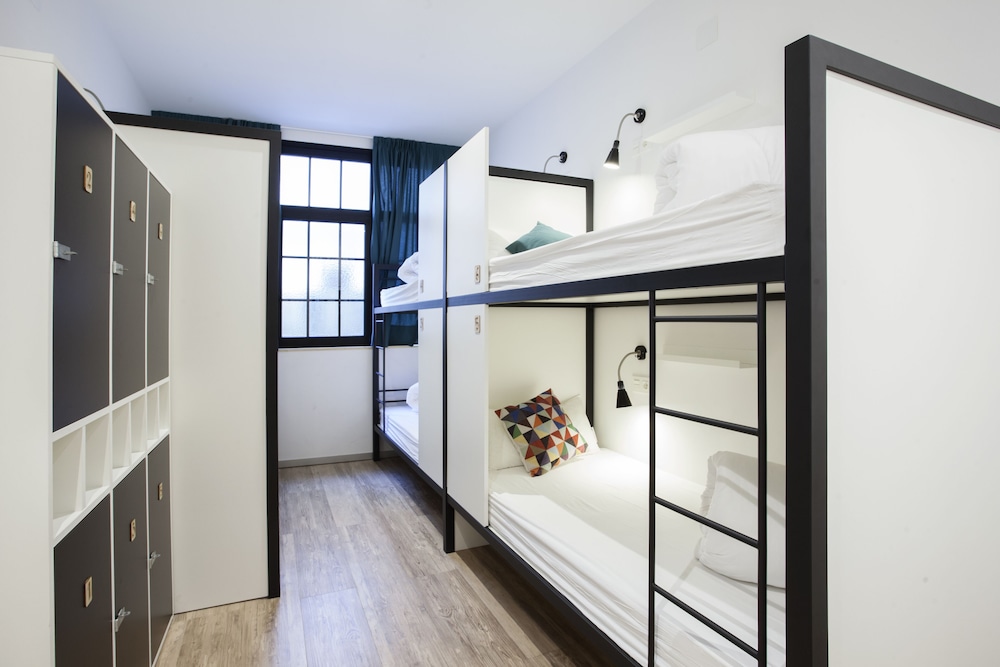 Koba Hostel 8/75