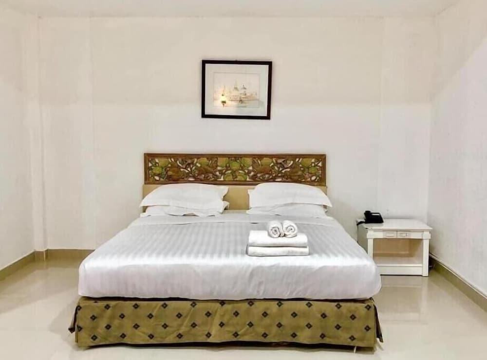 Lopburi Inn Hotel 10/46
