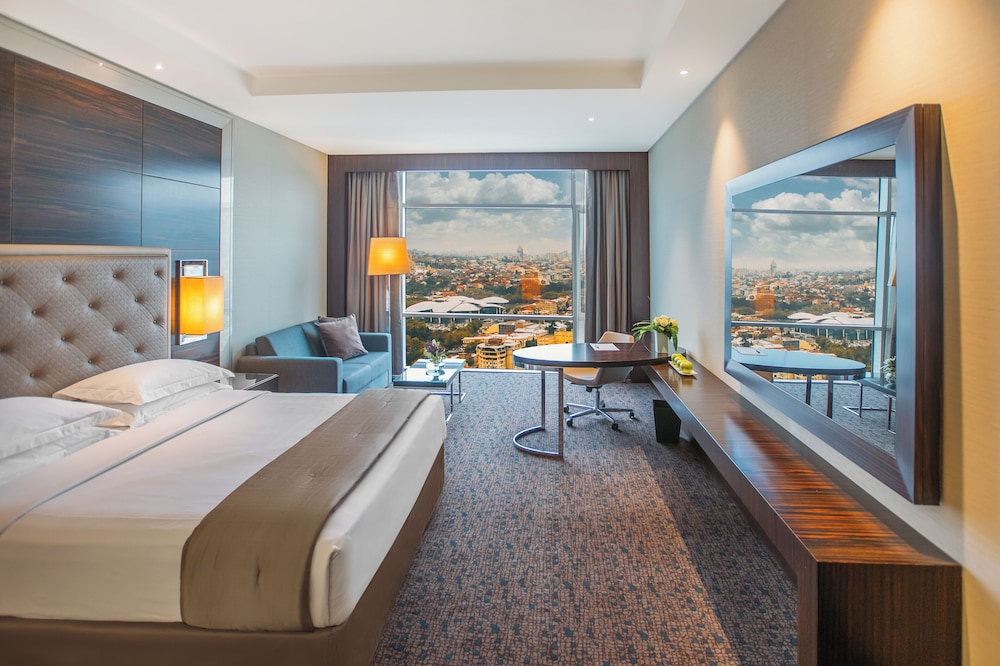 CLUB, KING BED
