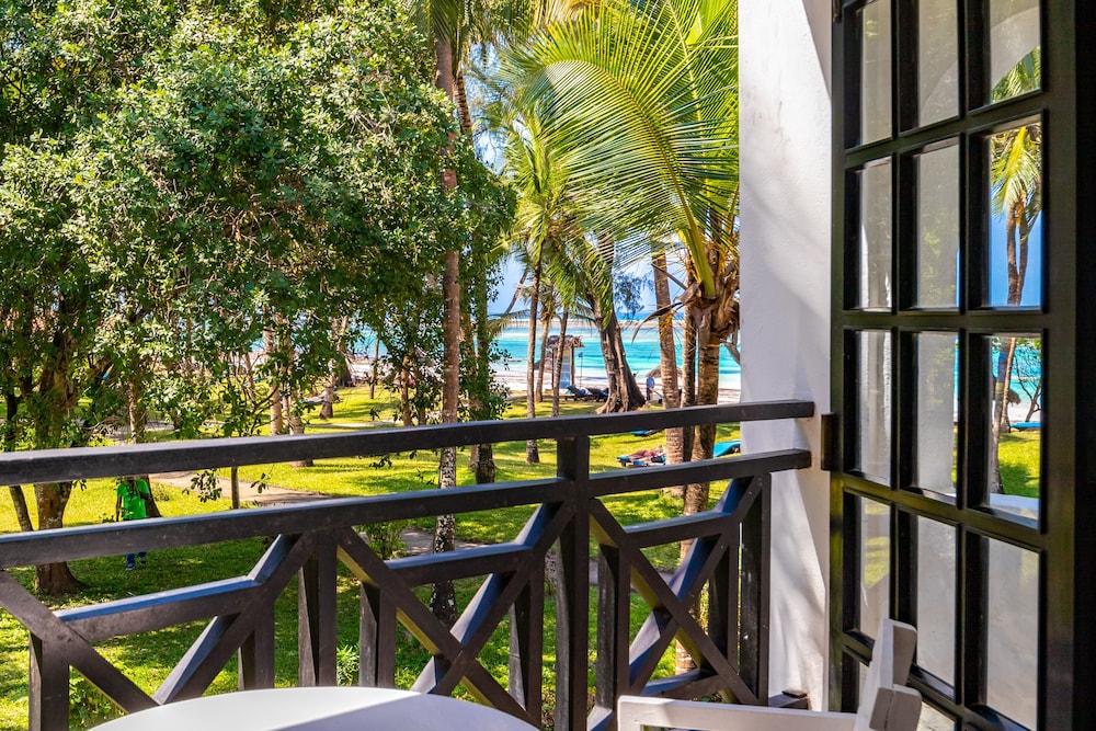 DIANI SEA RESORT 25/50