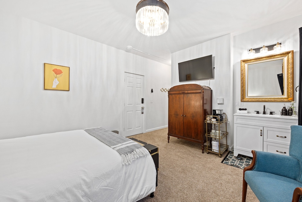 Classic, Queen Bed
