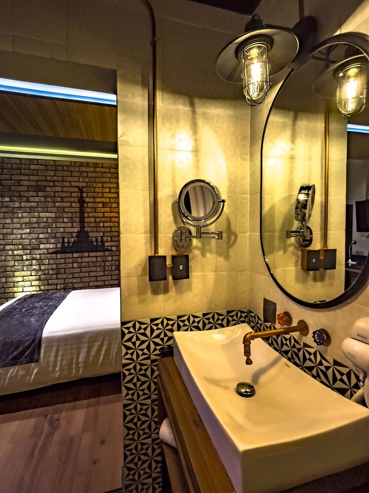 Cadillac Hotel Boutique 49/50