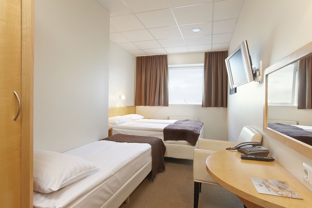 Cabin Hotel 36/71