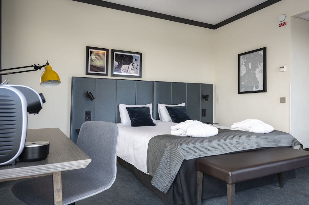 SUPERIOR, DOUBLE OR TWIN BED