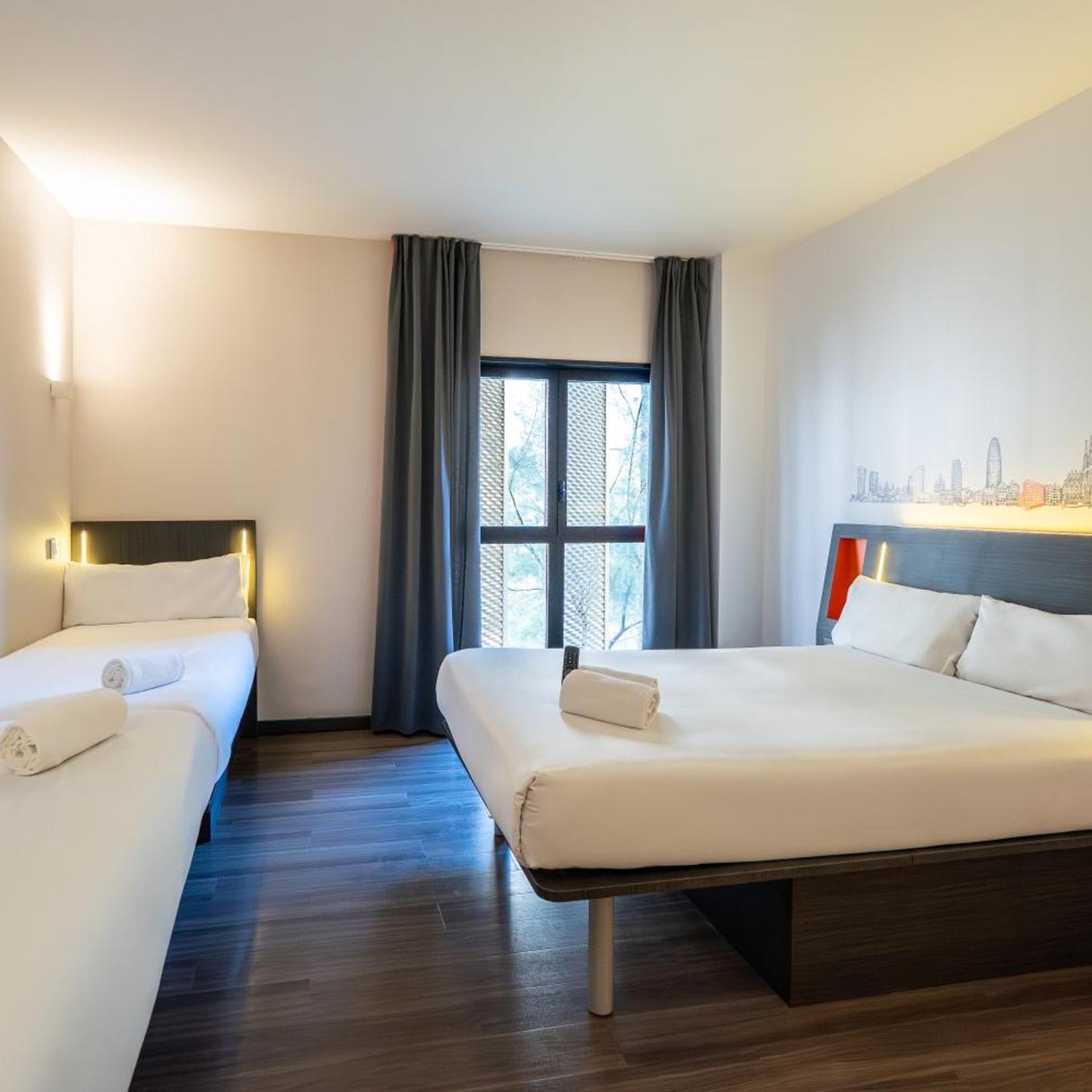 غرفة عائلية بسرير مزدوج، easyHotel Barcelona Fira 4/10