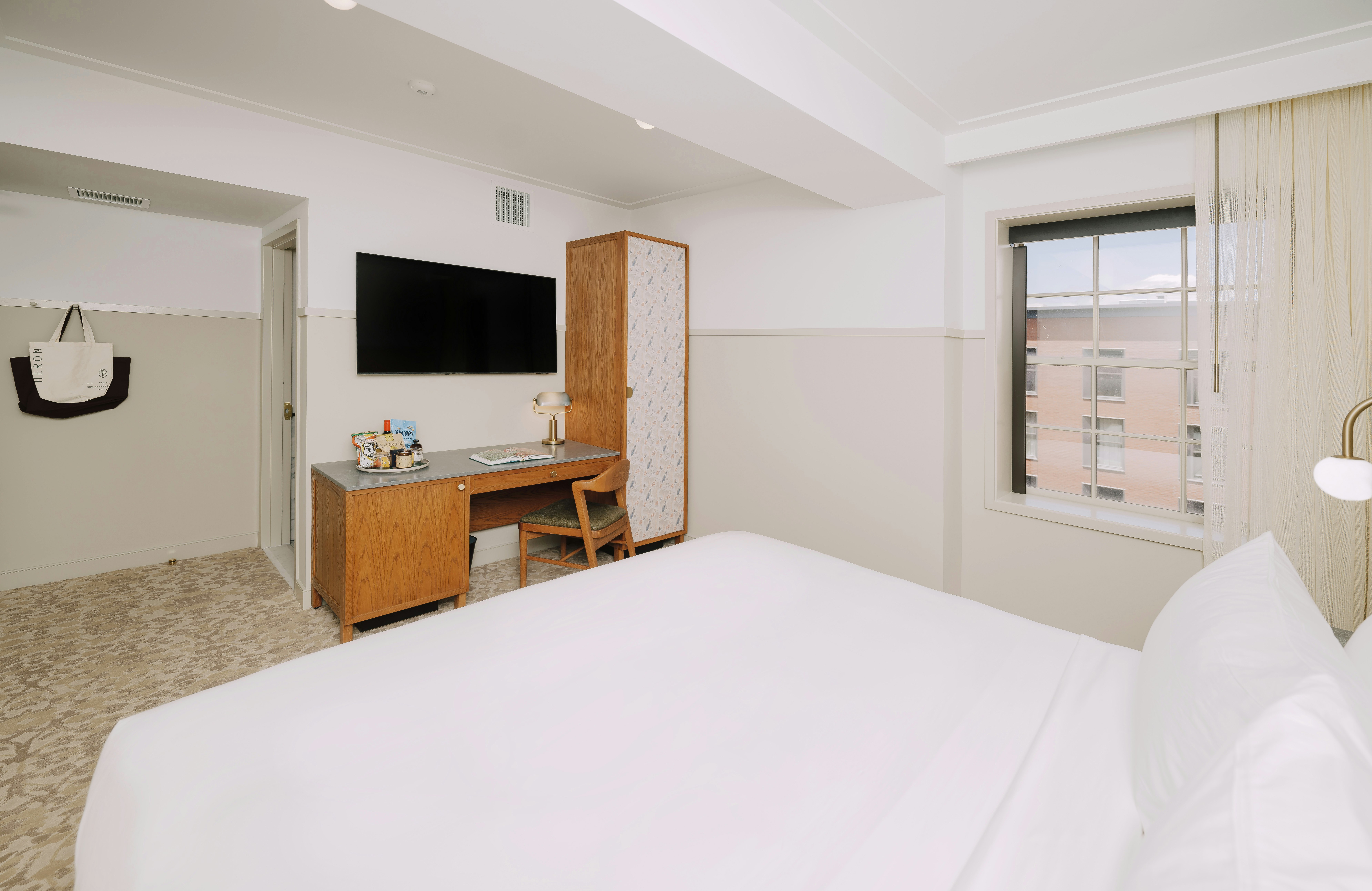 GUEST ROOM, KING BED