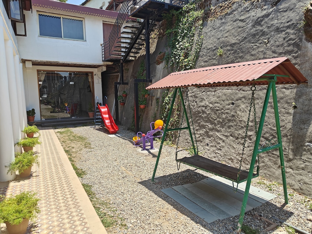 HOTEL HIMALAYAN CLUB 28/48