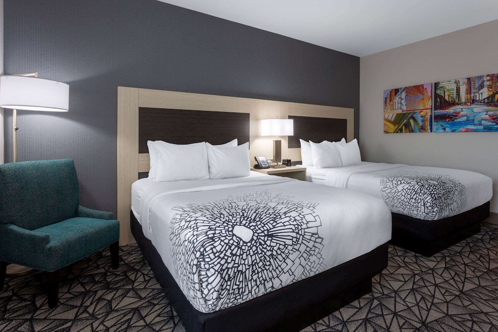 La Quinta Inn & Suites by Wyndham Shorewood 15/40
