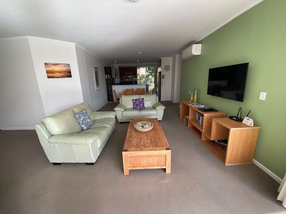 SEACHANGE COOLUM BEACH 47/76