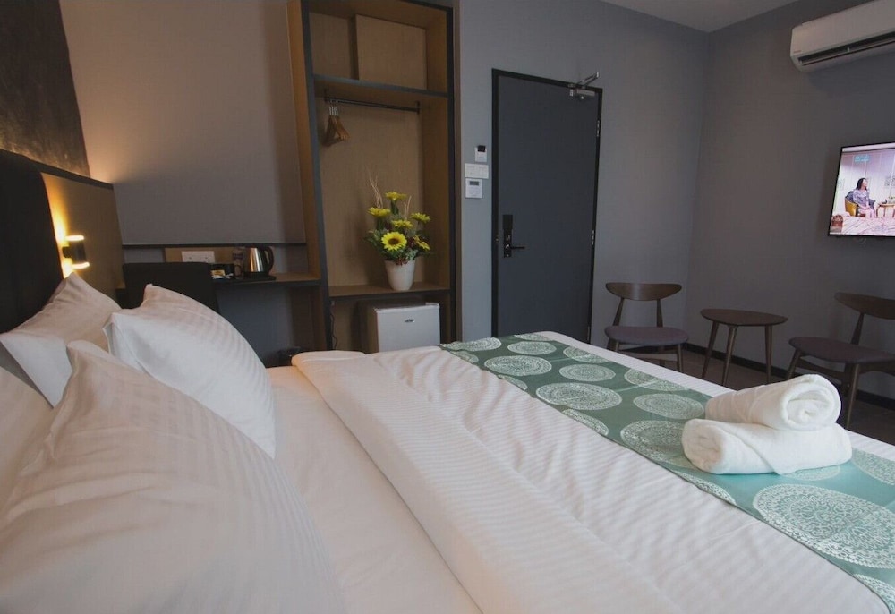 Solid Hotels 8/17