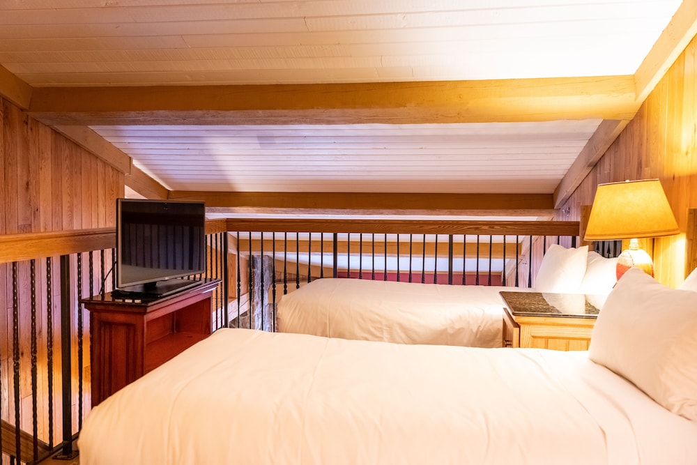 Loft, Lodge, 2 Queen and Twin Beds