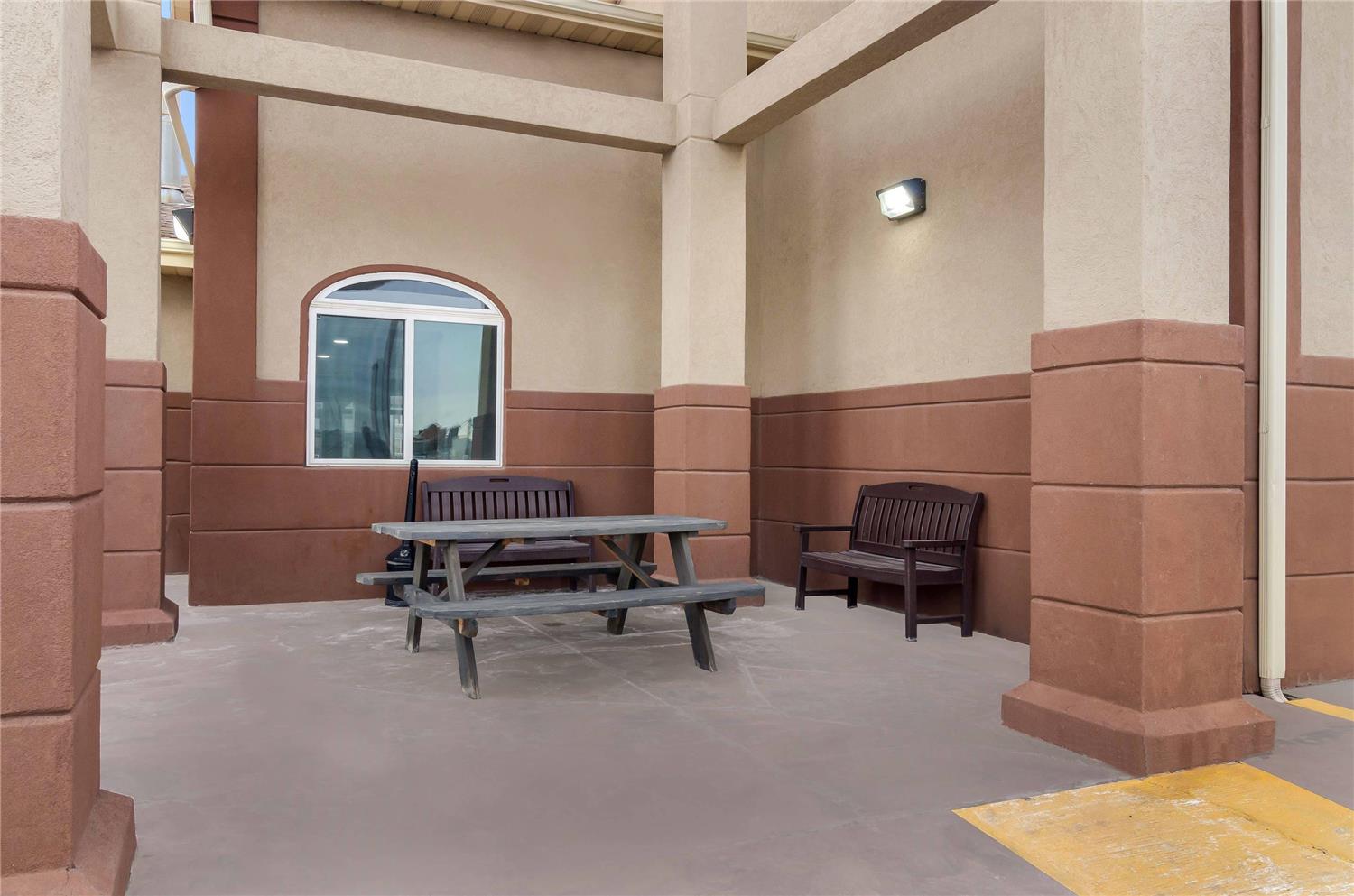 Econo Lodge Scottsbluff, NE 28/35
