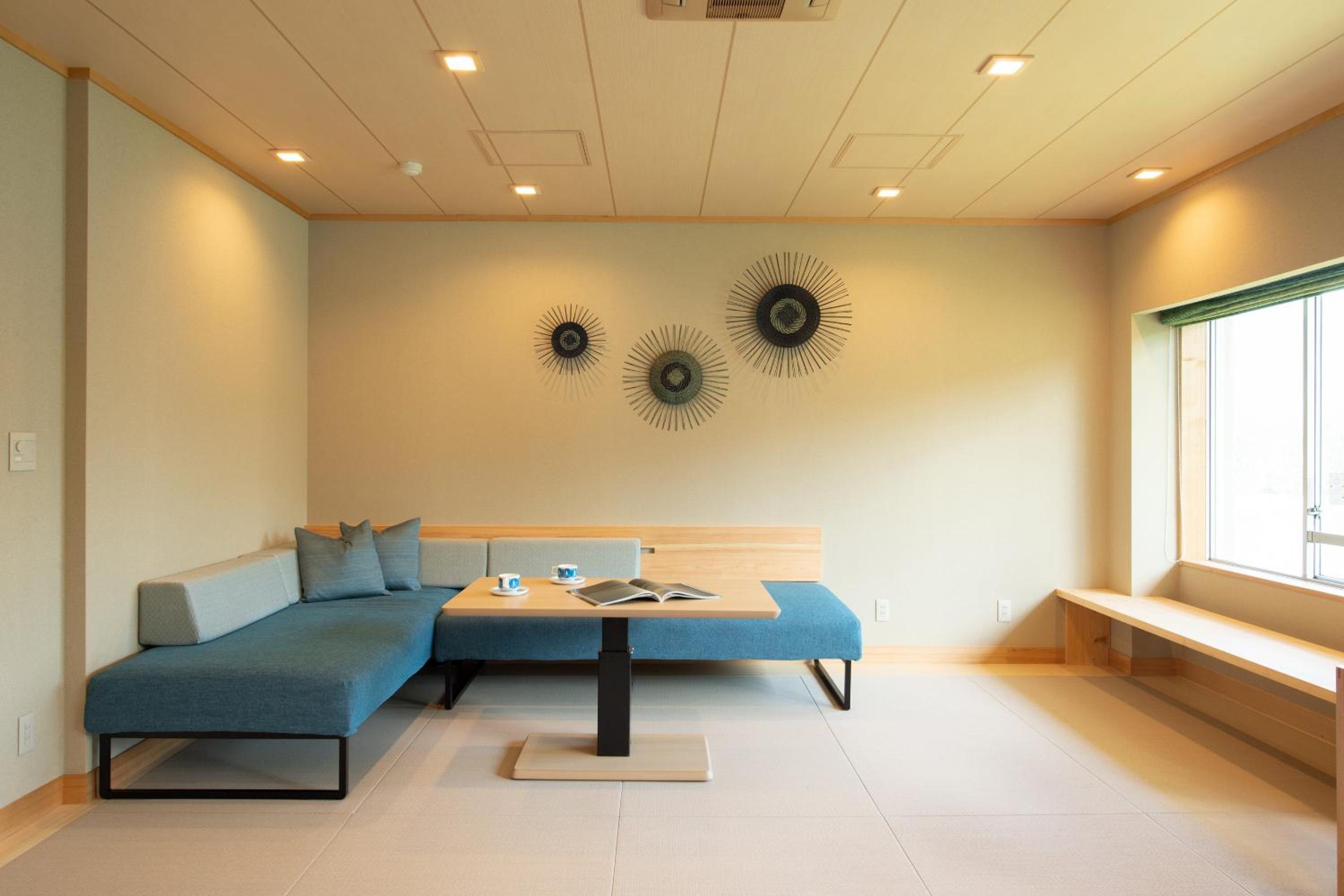 Renovated, Twin Beds, Lake View, 2 Sofa, Tatami, West Wing، Fuji Lake Hotel 3/6