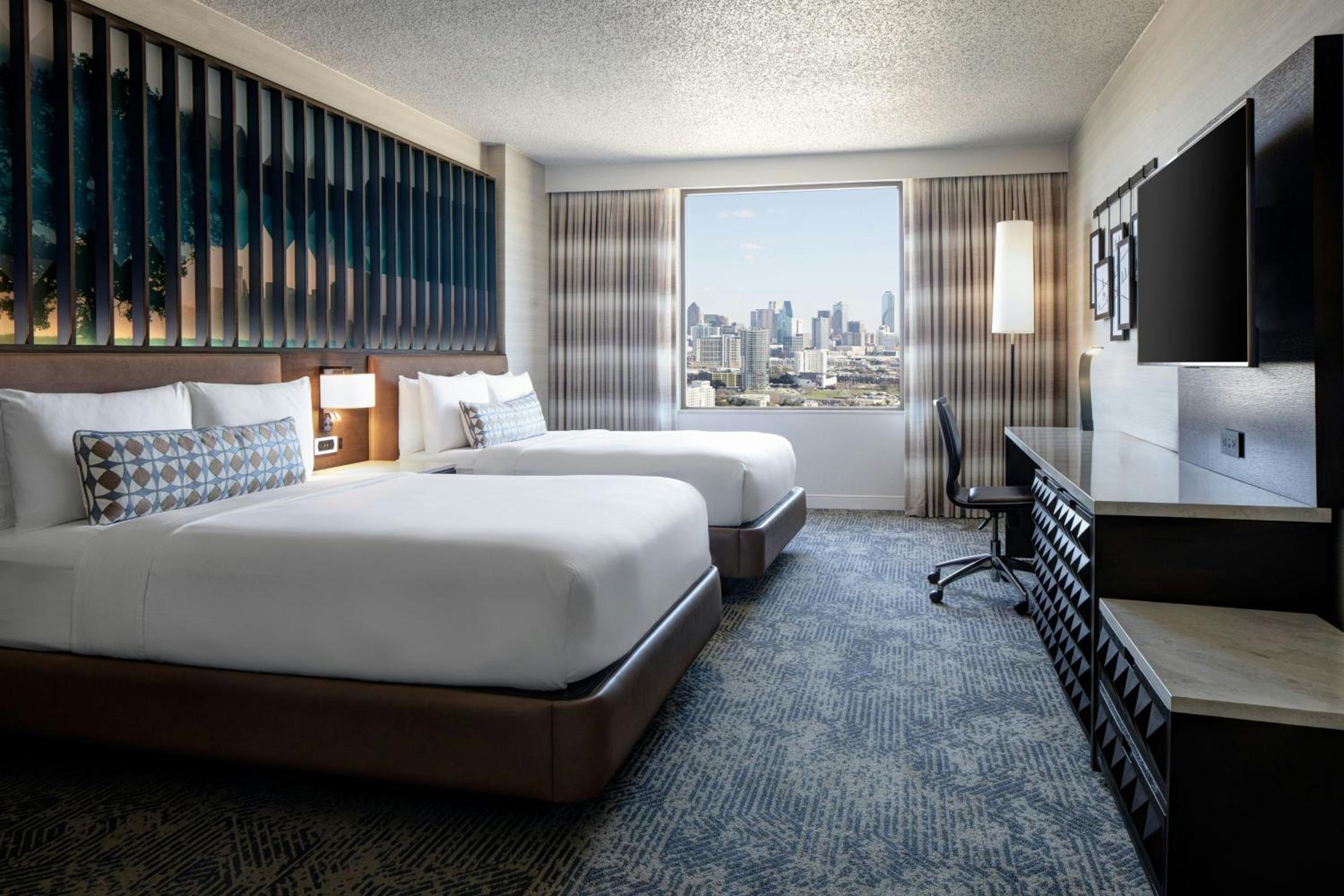 Room, 2 Queen Beds, City View, Bathtub, High Floor, Accessible