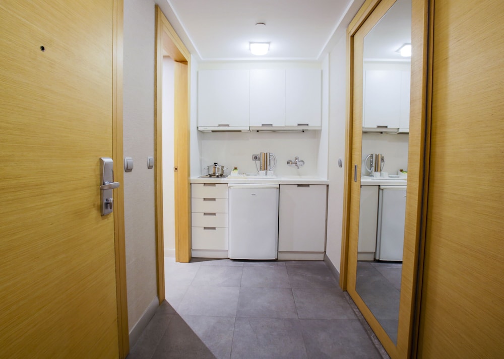 Housez Suites 19/65
