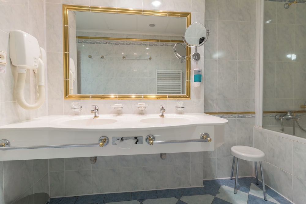 Pacific Ensana Health Spa Hotel 39/42