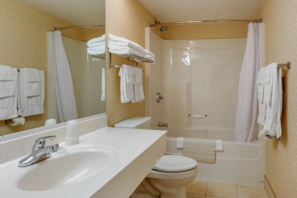جناح بسريرين كوين بغرفتي نوم مع أريكة، Ogunquit Hotel 9/10