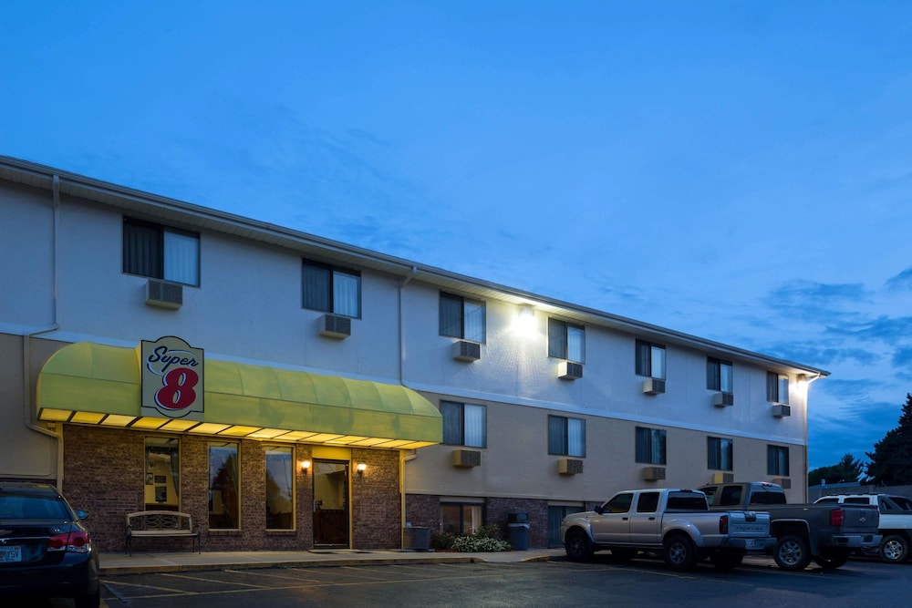 Super 8 by Wyndham Omaha NE 1/28