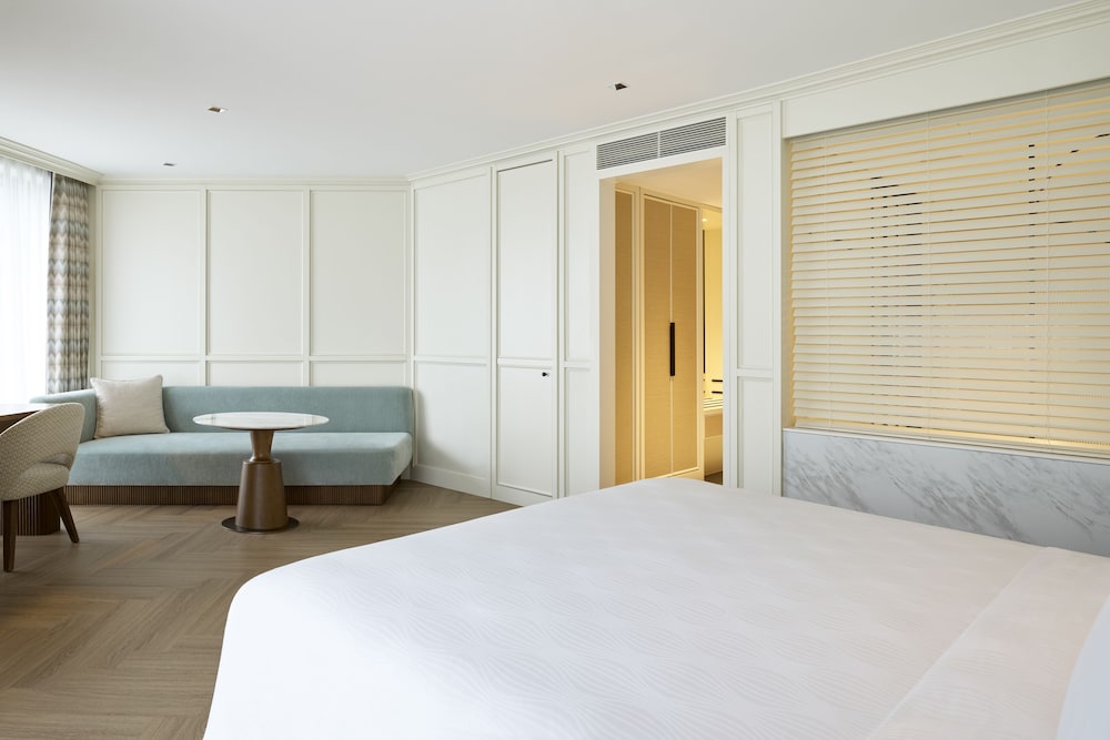 PREMIER, KING BED, CITY VIEW