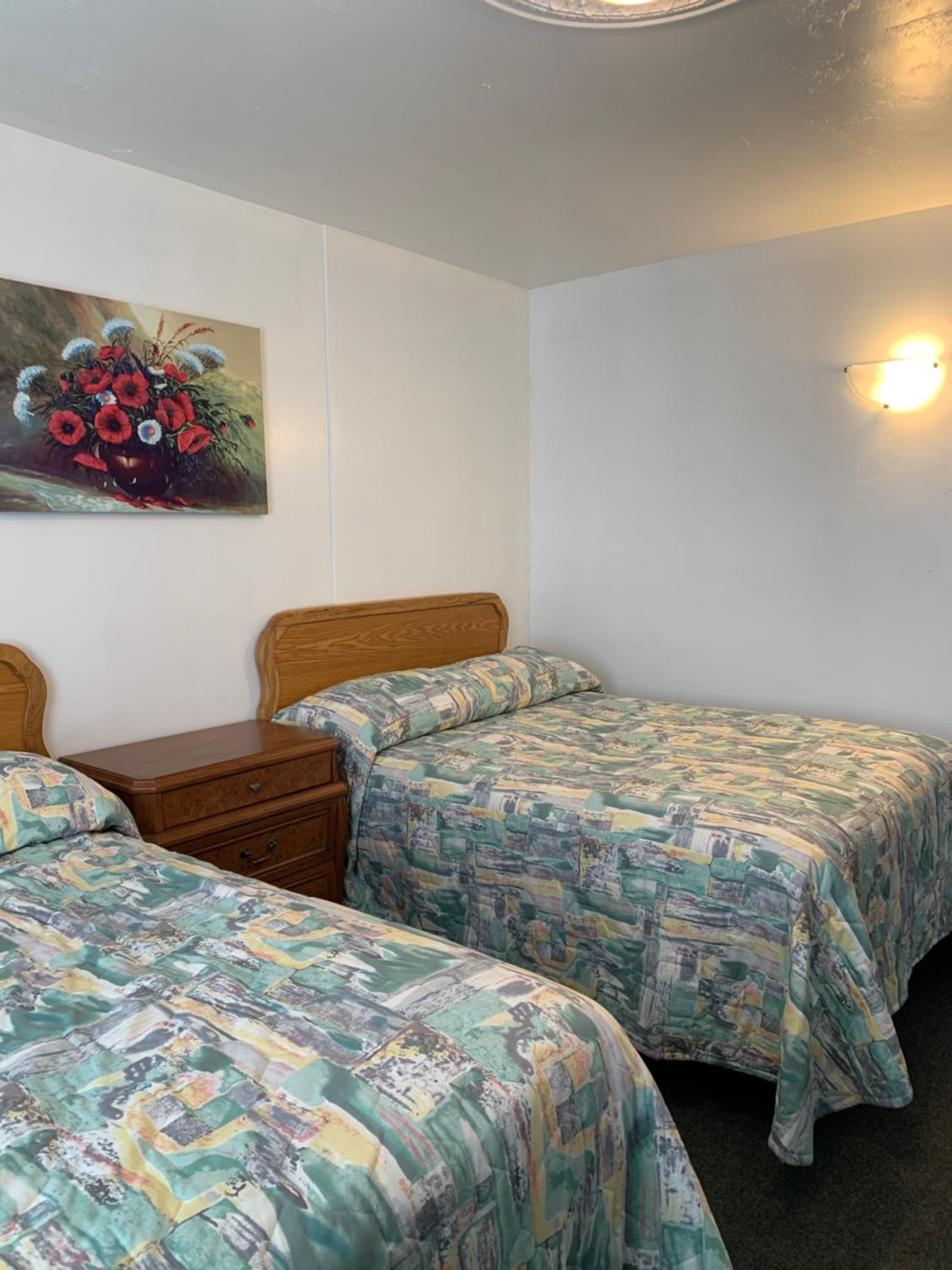 Room, 2 Queen Beds, Lakeview Hotel 8/10