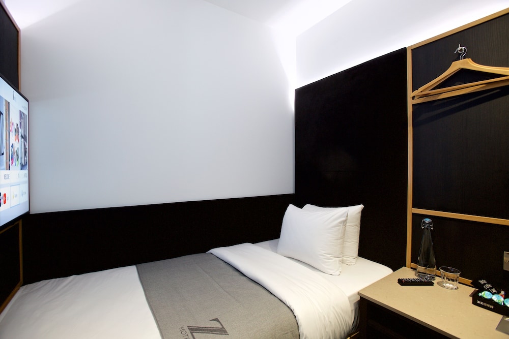 ROOM, SINGLE, NO WINDOW