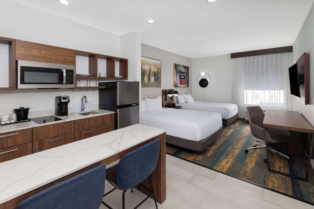 La Quinta Inn & Suites by Wyndham San Antonio at the RIM 18/43