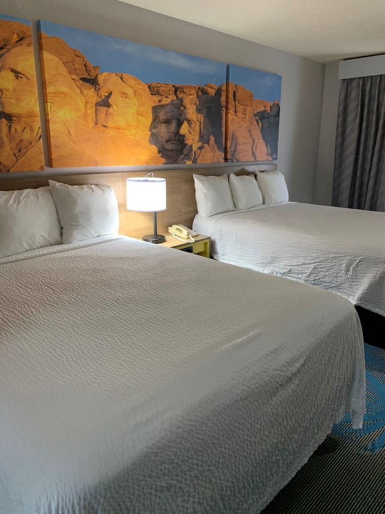 Days Inn by Wyndham Custer 20/36