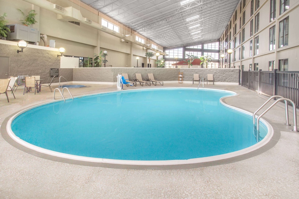 Urbana Hotel and Conference Center 32/35