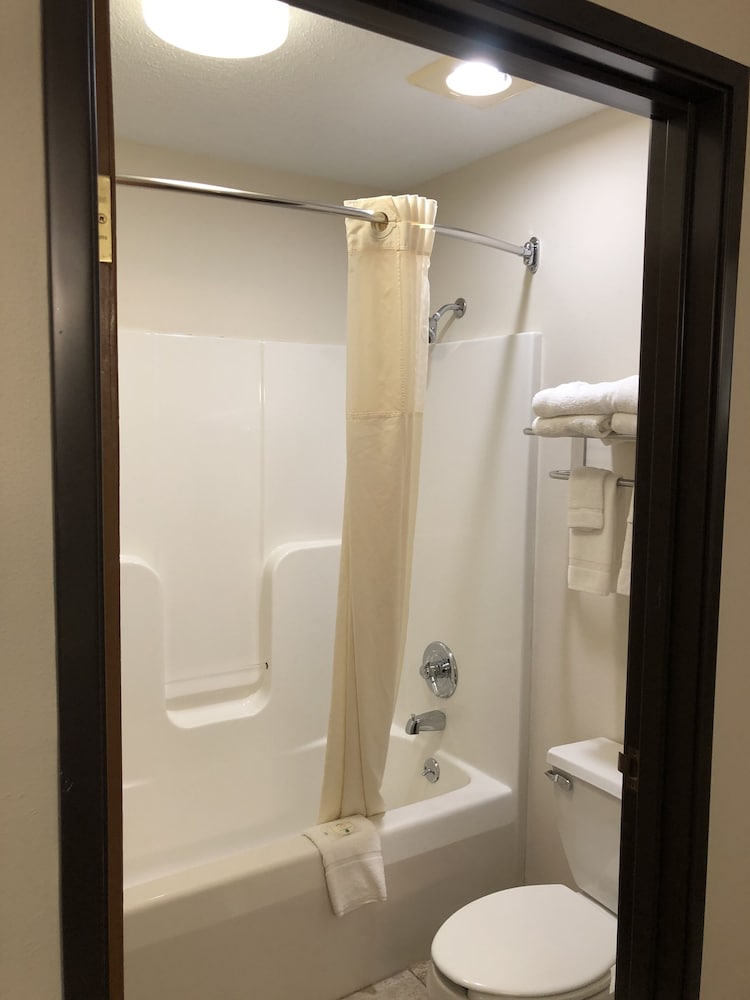 Quality Inn & Suites Sun Prairie Madison East 9/32