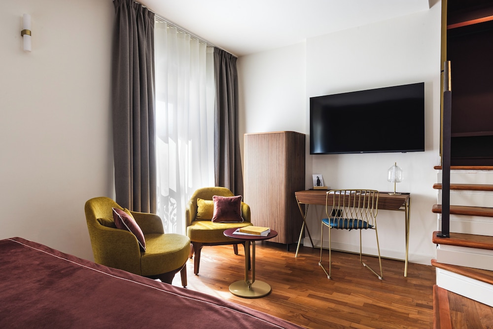 Ferrara Hotel 58/66