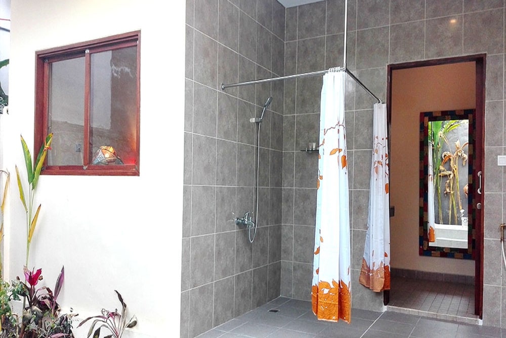 Villa Nirvana 18/81