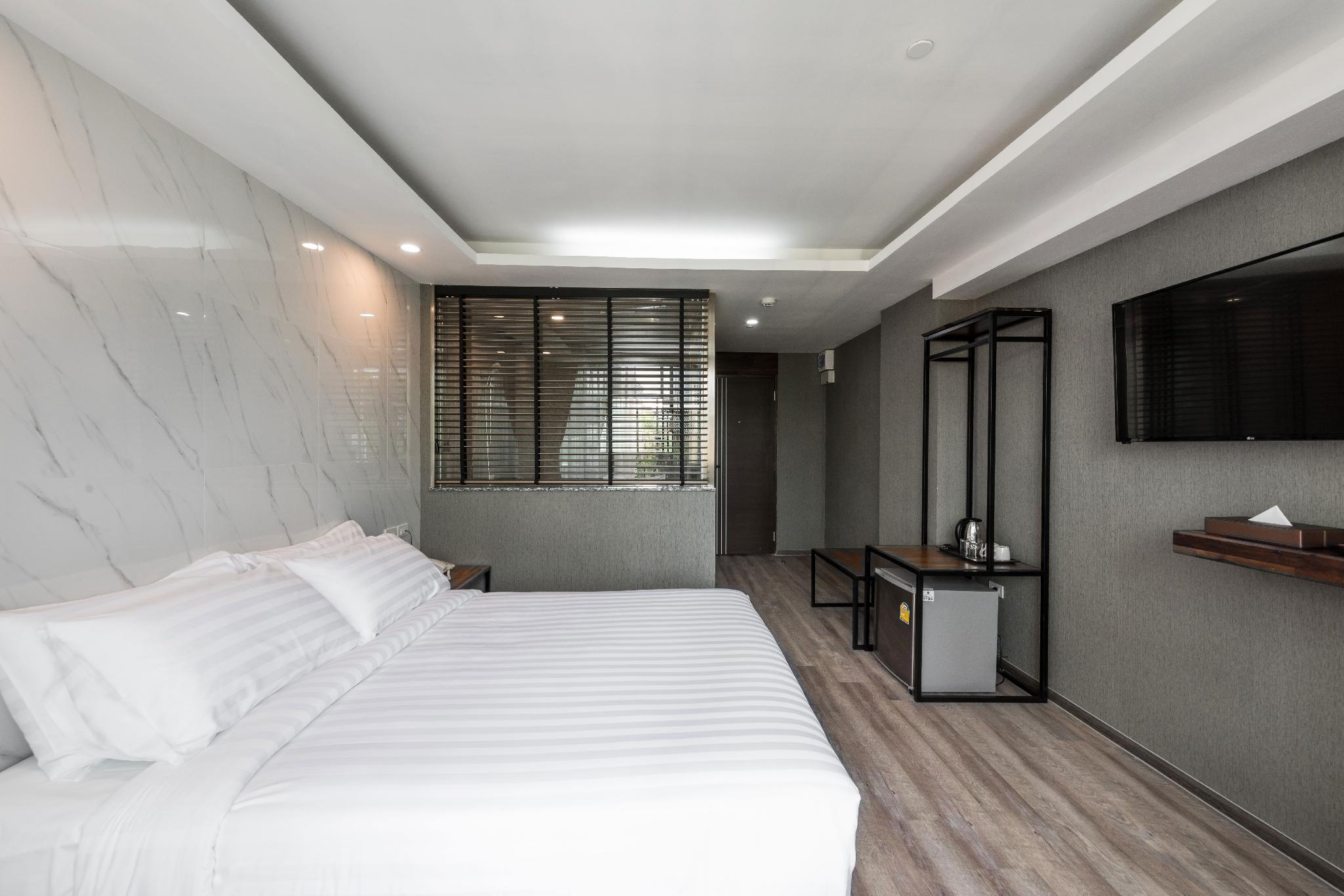 Standard, Queen Bed