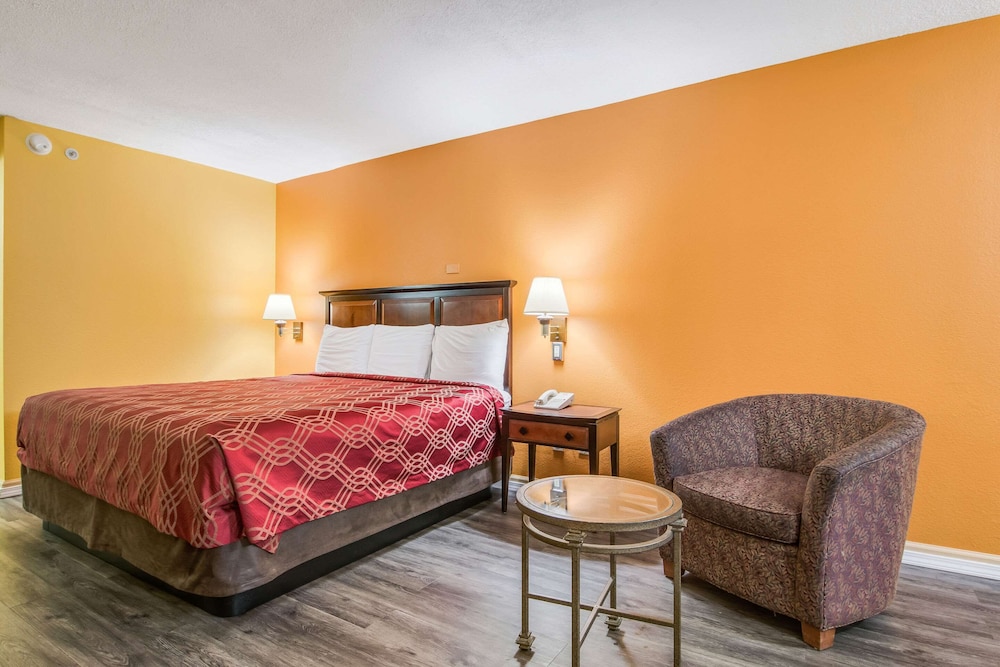 Econo Lodge At Six Flags 14/15