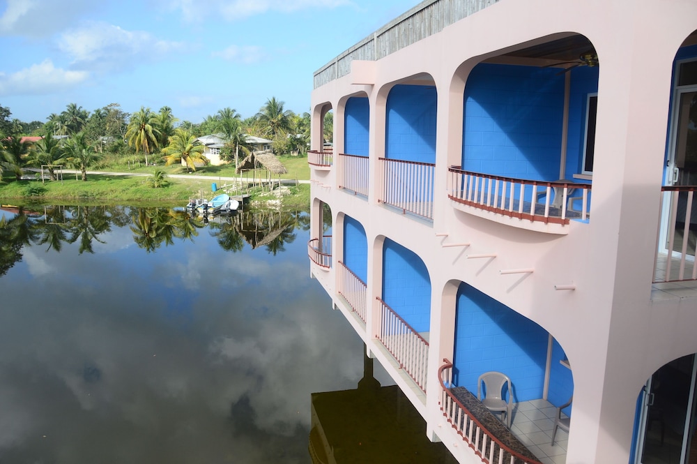 LAMANAI LANDINGS HOTEL AND MARINA 2/76