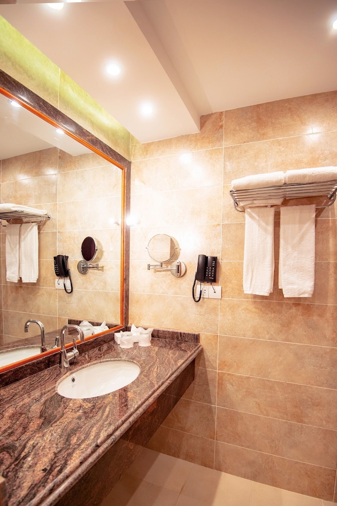 Lamar Azur Hotel 38/39