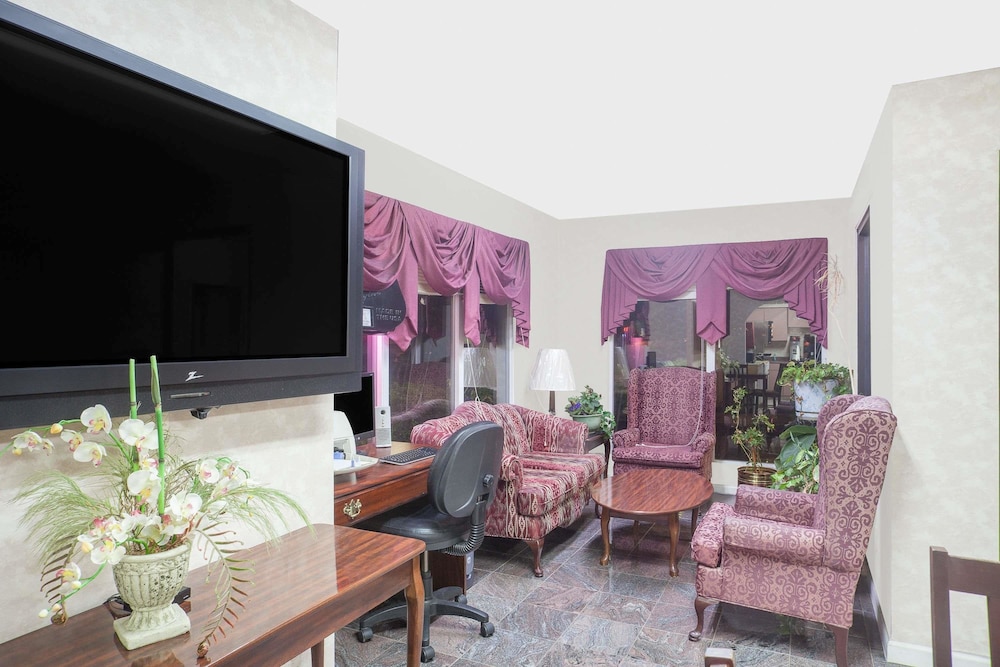 Super 8 by Wyndham Decatur Priceville 13/19