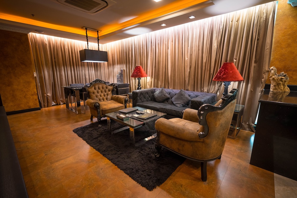 Fields Plaza Suites 42/65