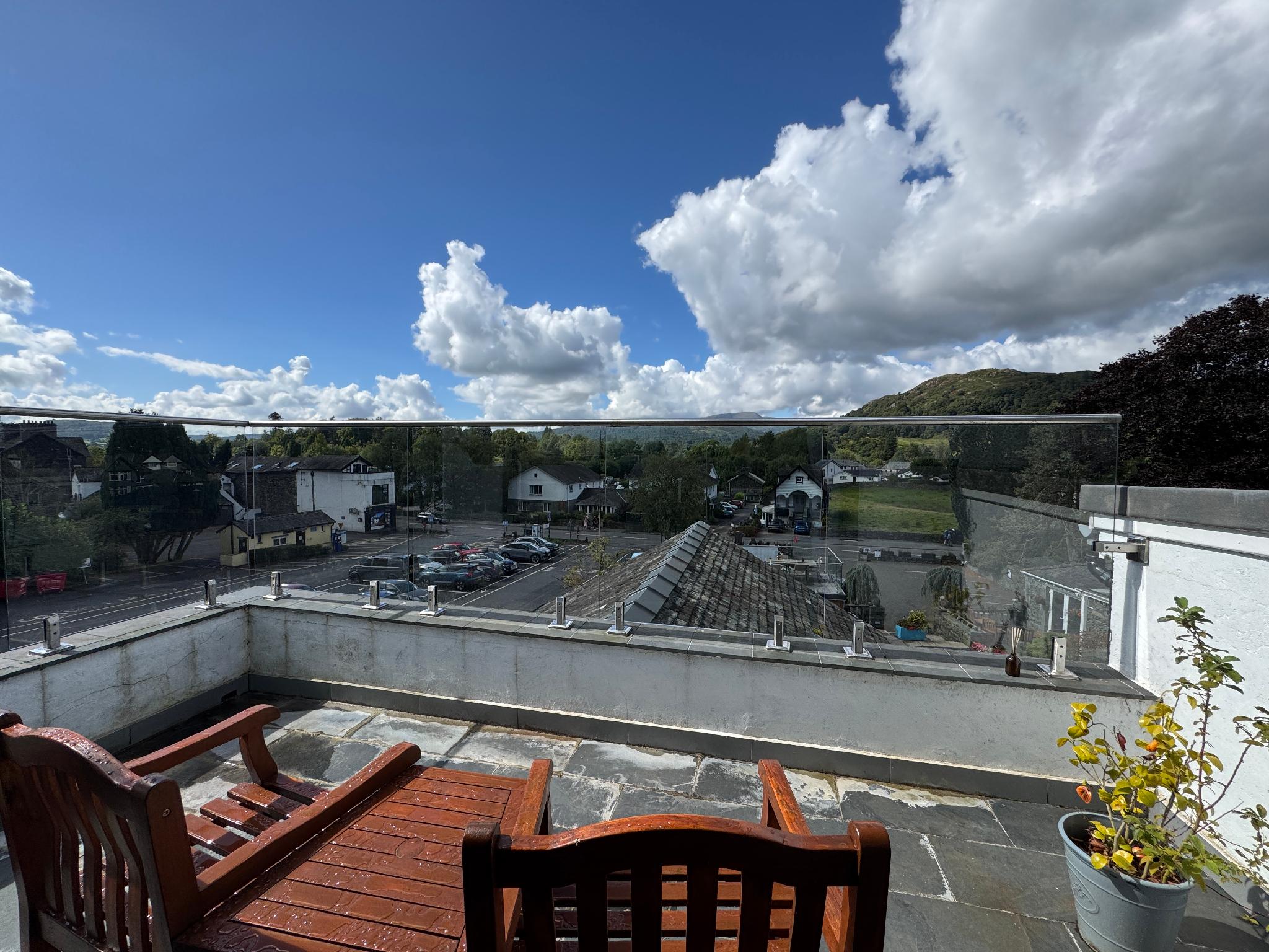 Waterhead Rooms & Suites - Parking and Light Breakfast 2/43