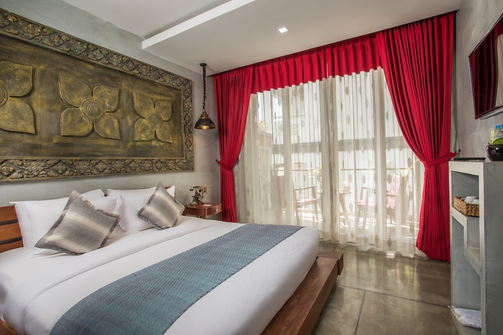 DELUXE, SUITE, KING BED, POOL VIEW