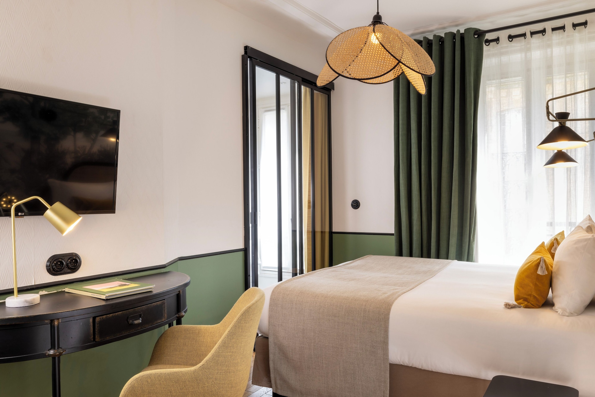 SUPERIOR, QUEEN BED, BALCONY