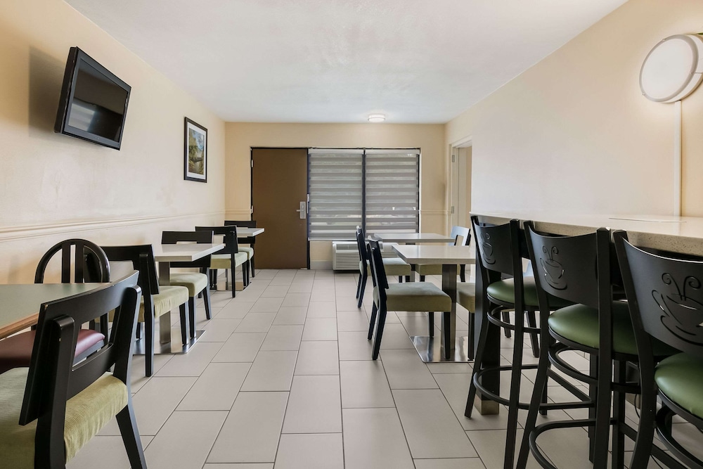 Quality Inn & Suites Mt. Chalet 28/36