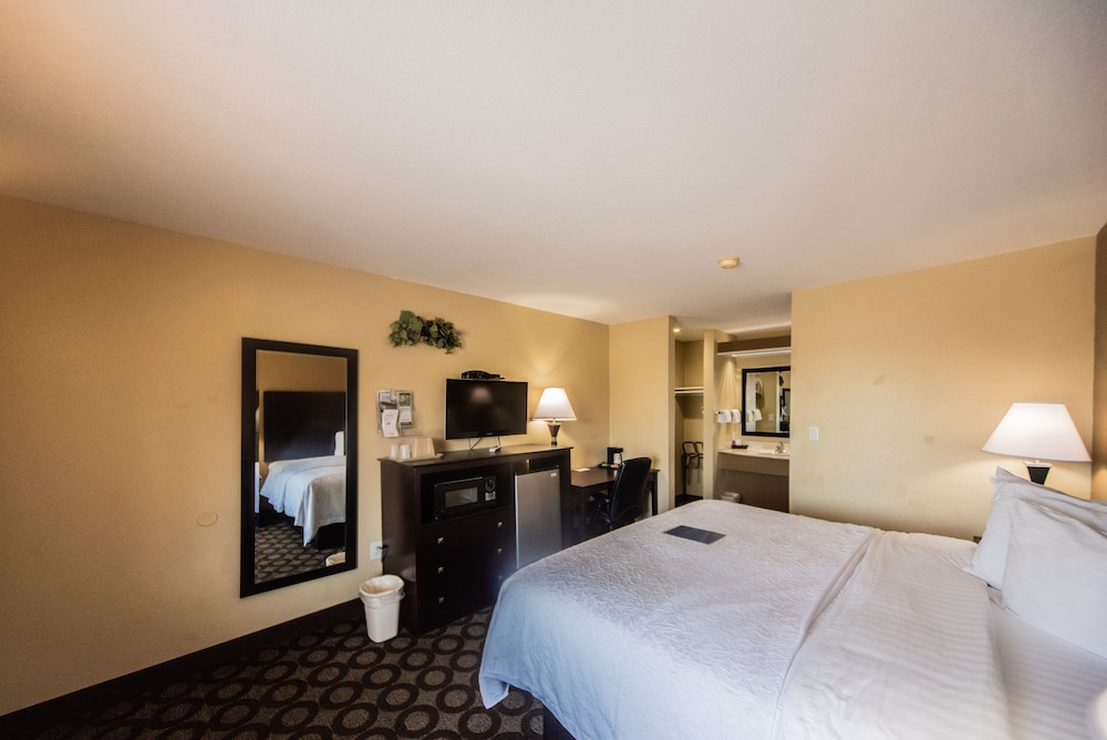 Relax Inn &amp; Suites 18/82