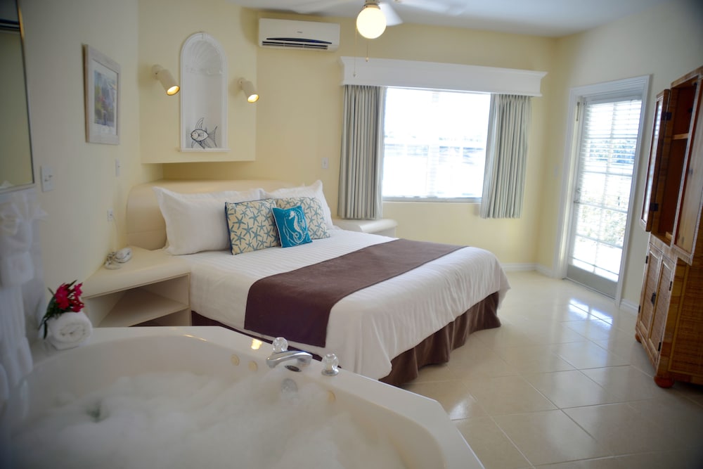 Sandyport Beaches Resort 25/77
