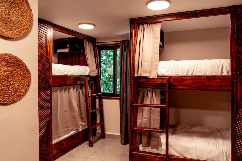 Bed in 10 Bed Dorm w/AC