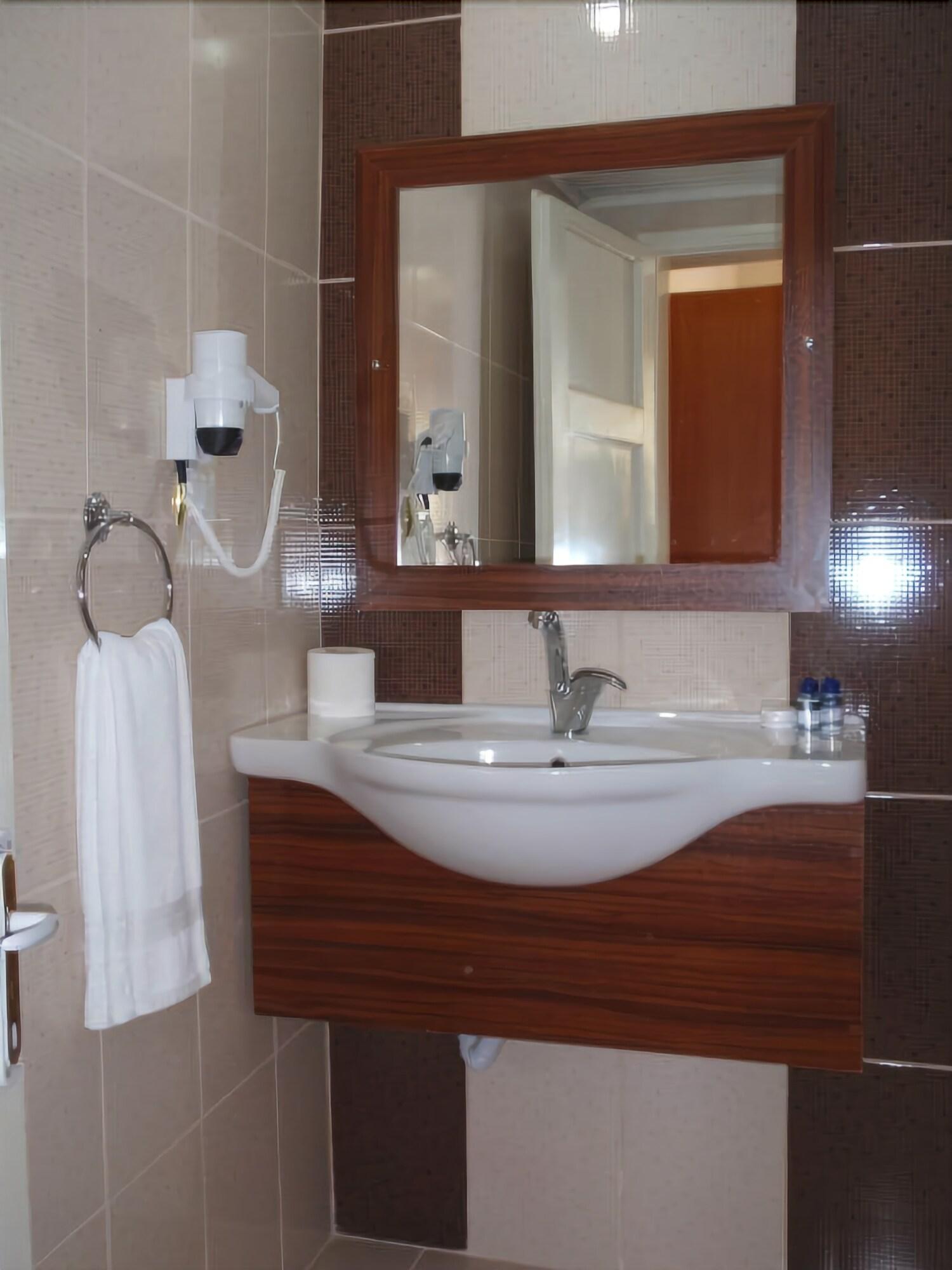 Yildiz Hotel 48/50
