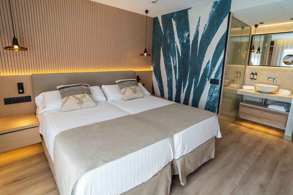 MARIS, DOUBLE OR TWIN BED, HIGH FLOOR