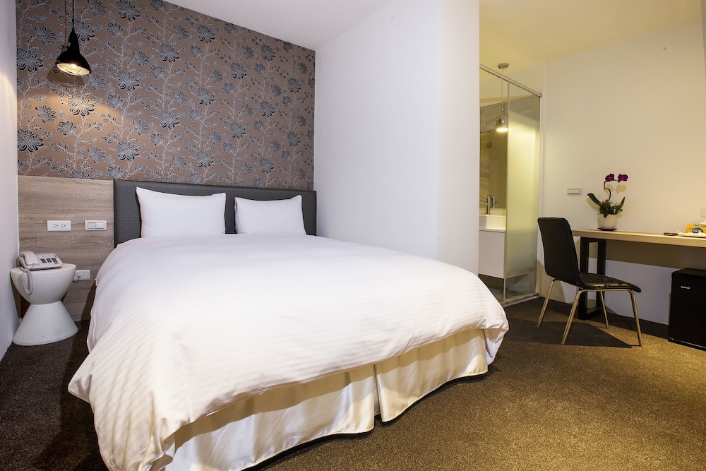 Hotel New Queen 2 13/36