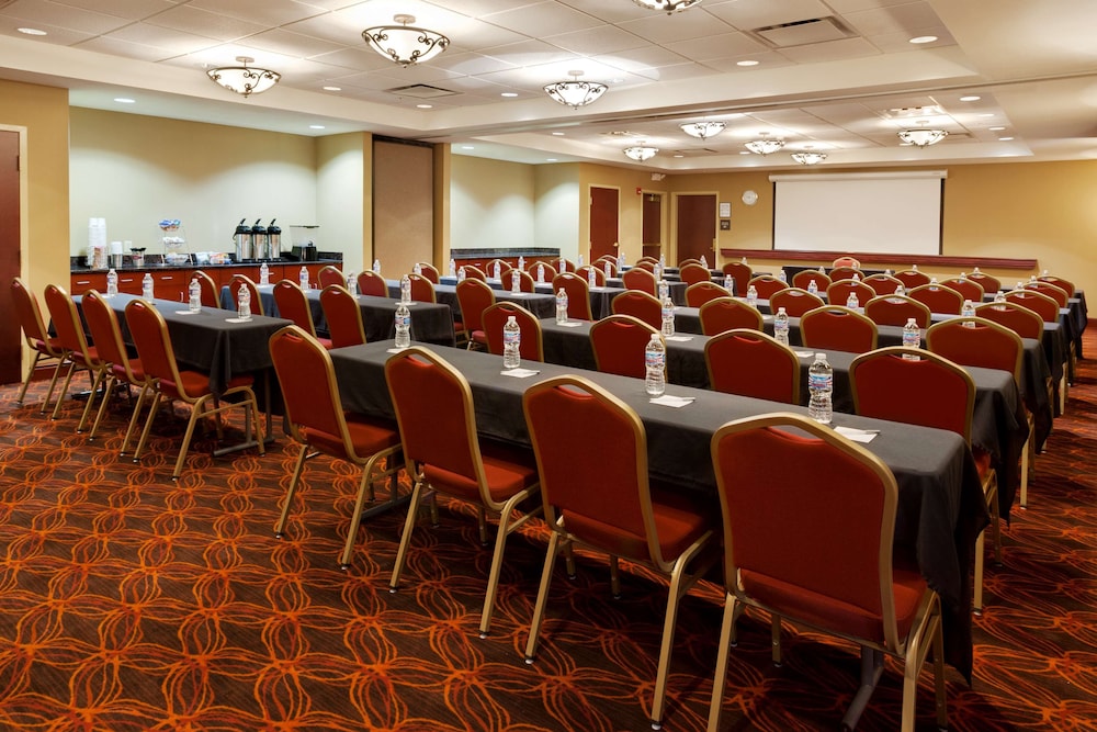 Hampton Inn & Suites Grove City 28/39