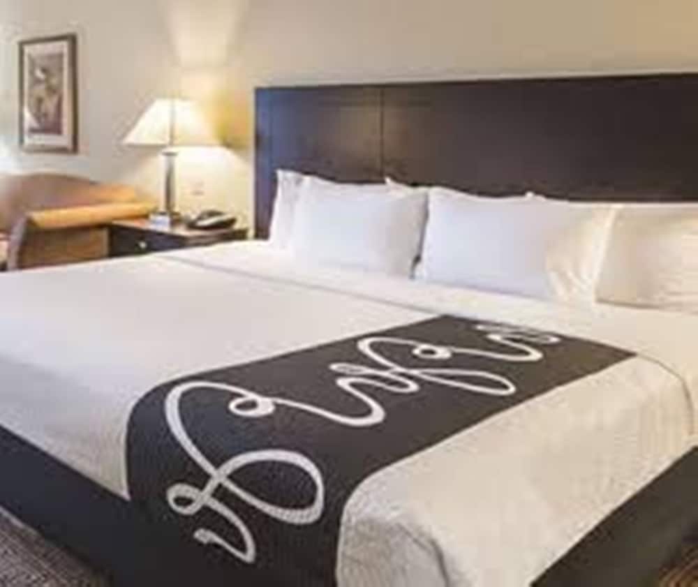La Quinta Inn And Suites By Wyndham Waxahachie 18/40