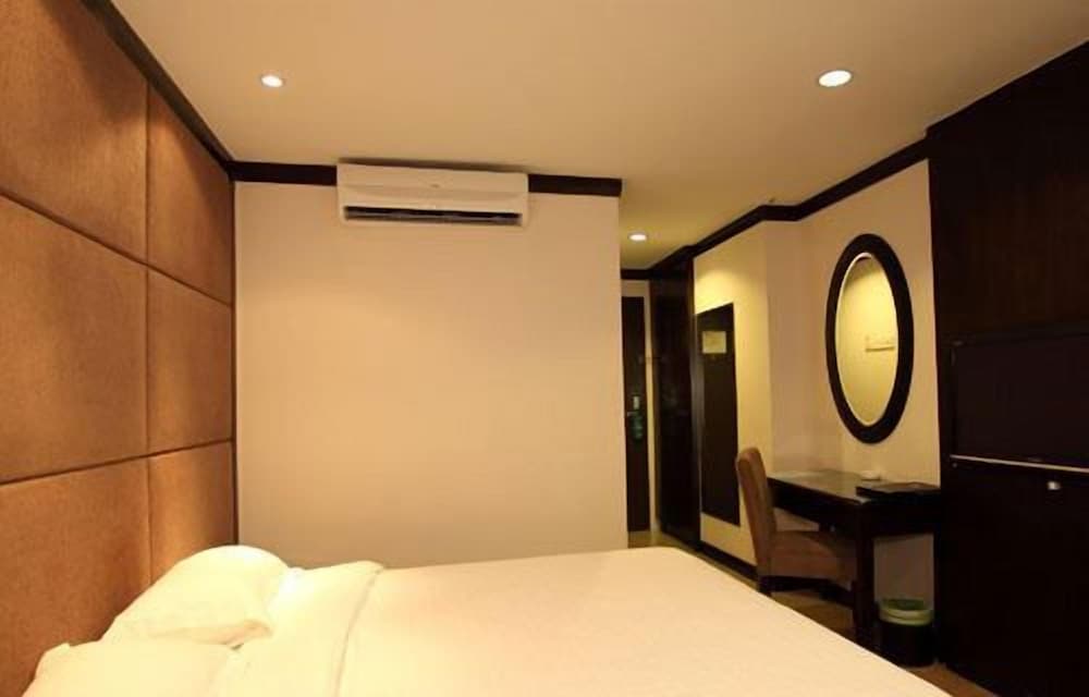 Country Hotel 13/44